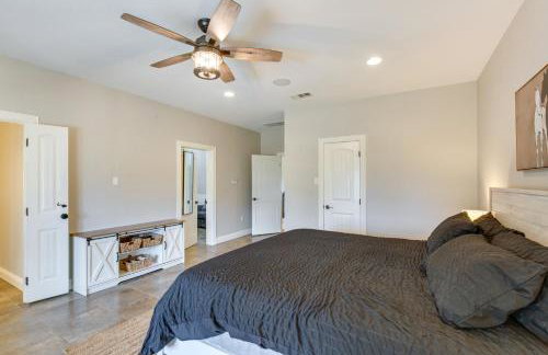 Unwind Fireside Wills Point Gem with Hot Tub and Pond - Foto 26