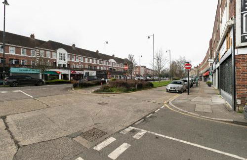 Skyvillion - COZY LARGE 4 & 1 Bed Apartments in London Enfield, Mins to Tube Station, Free Wi-Fi - Foto 79