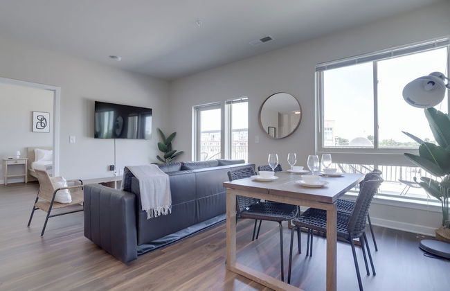 Spacious 2BR Apt with Den W Balcony - Foto 26