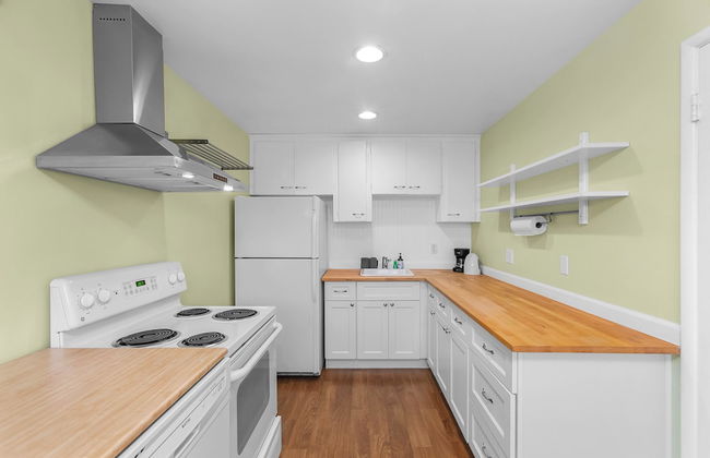 Greenwood's Lavender Haze - WalkScore 81 - Photo 9