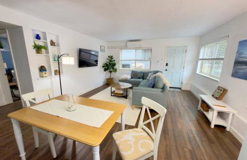 Cozy One-Bedroom Coastal Retreat - Walk to Beach - Foto 1