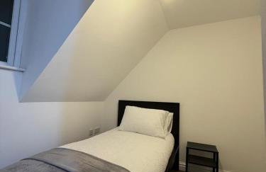 Home away Tamworth Staffordshire 4 Bedroom 3 Bathroom - Semi Detached House - Foto 19