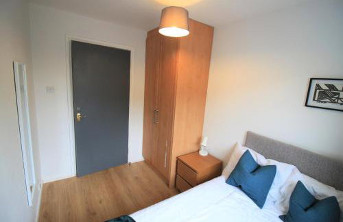 H21 -3 bed Close to Town Drive Parking 2 toilets Contractor Digs - Photo 11