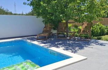 "Heaven on earth" with pool - Photo 2