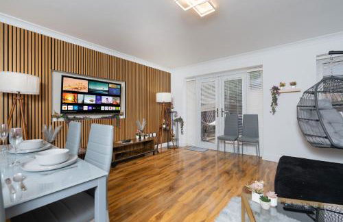 Open Mind Property - 3 Bed Home with Free Parking - Foto 17