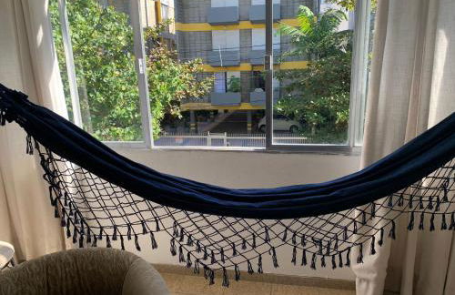 Apartamento Praia das Astúrias, 2 minutos de caminhada para praia, piscina, garagem demarcada, cama Queen - Foto 7