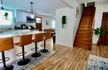Spacious 4BR home w 2BA, a workspace & king bed! - Foto 11
