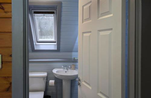 Cear 2- Private Hot Tub- Perth-Pet Friendly Lodge - Photo 18