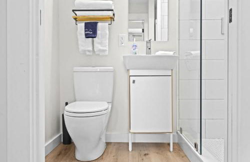 3BR 2BA Derby Home Walk to Churchill Free Parking - Foto 53