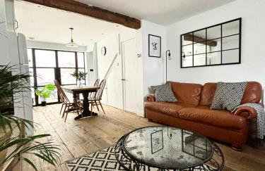 Stunning 3 bedroom & 2 bathroom cottage with patio - Foto 8