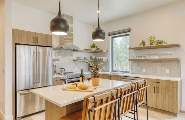 Sleeps 40! 8 Modern Units/20 Bdrs w/ Deck+hot Tub, 10mins to Downtown & Old Bend - Photo 16