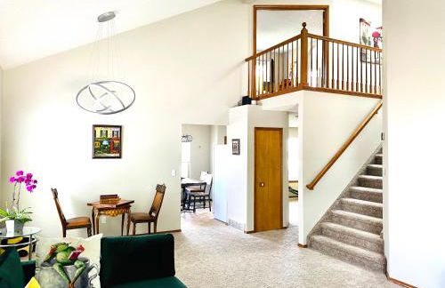 Artsy Home close to USAFA with Fireplace and Patio - Foto 6