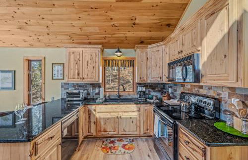 Camp Dancing Bears - Wifi, Riverfront, Pet Friendly, Fire Pit, Grill, Deck, Fishing, Games, Fireplace, King Bed - Photo 15