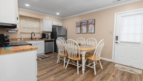 3-Bedroom Home with King Bed, Smart TVs & Fenced Yard - Foto 3, stove, dishwasher, toaster