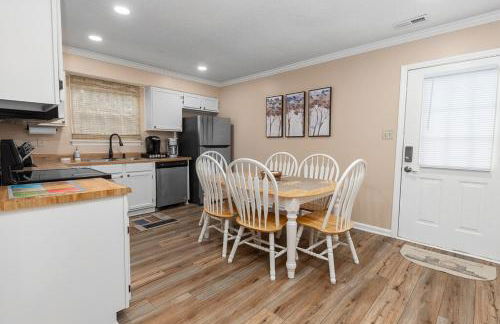 3-Bedroom Home with King Bed, Smart TVs & Fenced Yard - Foto 3