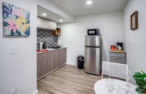 Newly Renovated Bright Studio - Photo 17