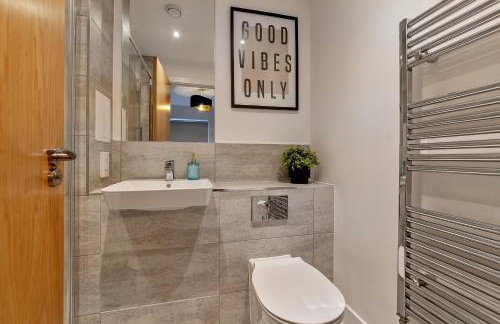 SUPERIOR AIRPORT SUITE, FREE Parking, Stylish, BALCONY, Two Bathrooms, Close To Airport, Station & Centre - Foto 30