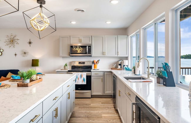 Luxury Lakehouse - Photo 24