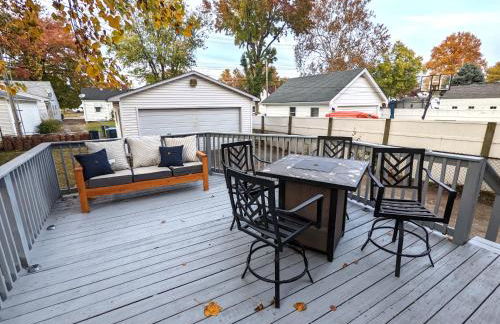 Fenced backyard, deck, pet-friendly home - Photo 14