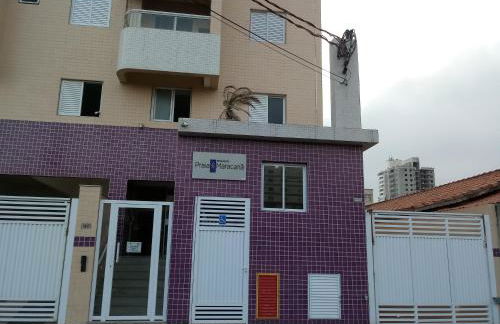 Prédio com piscina na cobertura frente ao mar,apartamento para até 6 pessoas e 3 crianças até 8 anos, churrasqueira na sacada, Wi-Fi grátis, rede de proteção, NÃO oferecemos roupas de cama e banho, 1 vaga de garagem, na Praia Grande-Vila Mirim - Foto 26