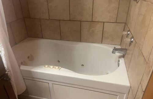 Luxurious Mountain Retreat with Hot Tub Jacuzzi Suite & Wood-Burning Fireplace - 10 Min to Boone - Foto 11