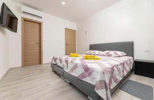 VILLA GEORGE z ogrevanim bazenom in vrtno kuhinjo - Foto 27