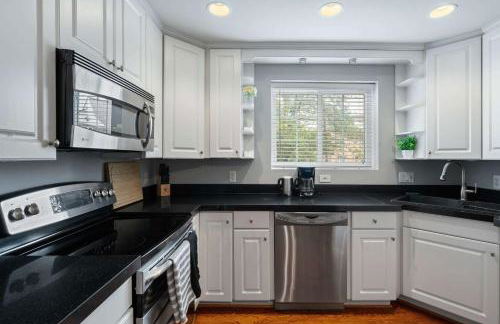 Charming Townhouse Retreat by CozySuites - Foto 15