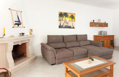 Os Apartamentos A Ramos na Praia da Galé Estão inserido em Condomínio com PISCINA, Fica apenas a 350 Metros da Praia da Galé - Apartamentos com Ar Condicionado tanto nos Quartos como na Sala, Smart TV com Prime Vídeo e Cozinha Completa - Foto 38