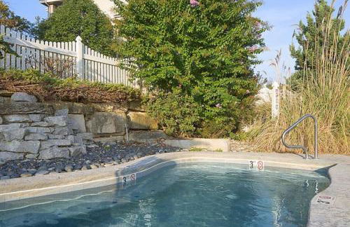 Relax surrounded by nature in this 1BD resort condo with resort amenities - Foto 19