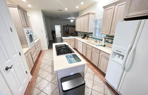 Lakefront Getaway LG South Facing Pool Hot Tub Pool Table & BBQ - 2 miles Disney - Foto 27