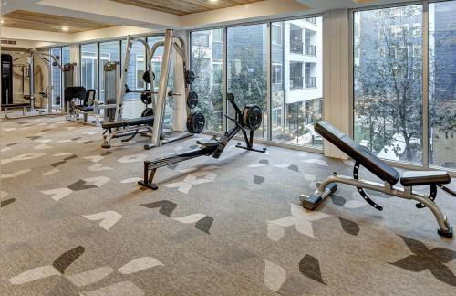 Riverwalk and Pool view Apt with King bed Infinity Pool Gym Free Parking - Foto 48