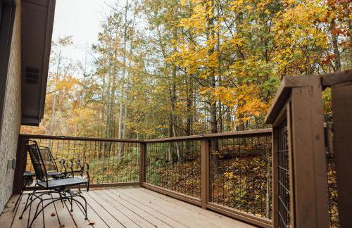 Escape to Villa Serena family & pet-friendly mountain retreat - hidden speakeasy, fire pit - Foto 72