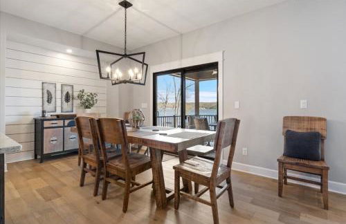 Accessible Lakeside Luxury at the 45mm w/ Private Dock, Sunset Views & More - Foto 11