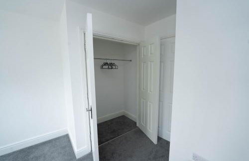 Entire Modern Home with Private Parking for 6/8 Persons - Photo 18