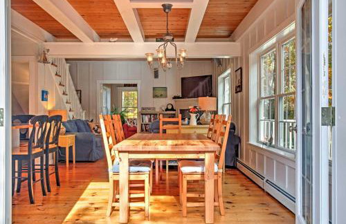 Beautiful Sandy Point Getaway with Wraparound Deck! - Foto 7