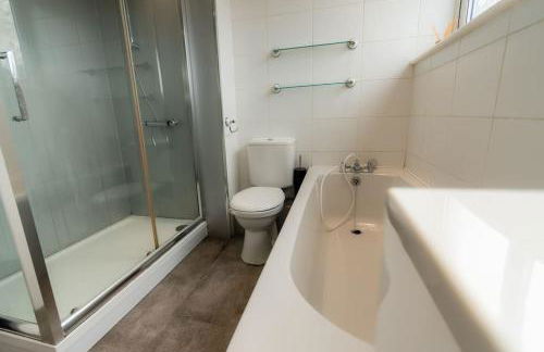 The Wheelhouse, 3 bed sleeps 6, Parking and wi-fi - Foto 17