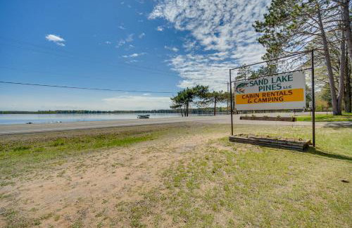 Stone Lake Cabin with Private Deck and Fire Pit! - Foto 32