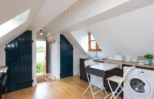Stunning studio flat with dedicated private garden - Photo 9