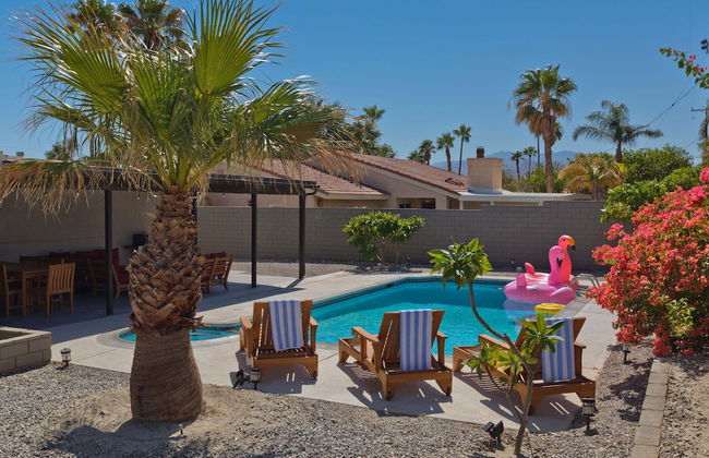 Modern Home w Private Pool Spa Pets Welcome - Photo 14