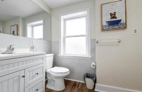 South Philly Retreat with Movie Nights and Backyard BBQ - Foto 11