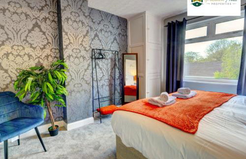 4 Bedroom House - Sleeps 7, Near Coventry Airport, City Centre, Free Wi-Fi with Driveway Parking & Garden, Full Kitchen - AHC - Photo 21