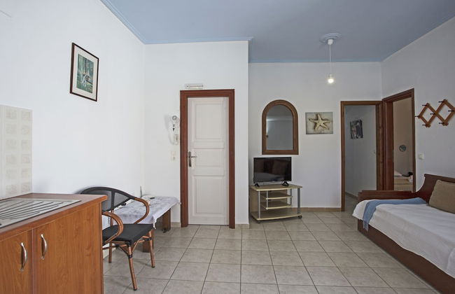 Birds Villa Apartments with Heated Pool - Including Car and Breakfast - Photo 50