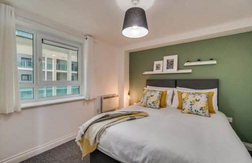 Chic and Bright Apartment Near the Water - Photo 6