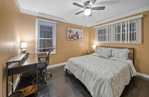 Elegant Oasis 4 Bedroom Home Away from Home - Photo 14