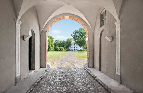 GUT KLETKAMP "Storchennest" - Ferienwohnung im Schlossturm mit 3 Schlafzimmern I Panorama-Turmzimmer mit Naturblick I Gemeinschaftsgarten I 15 Min zur Ostsee I Küche I Parkplatz I WLAN - Foto 24