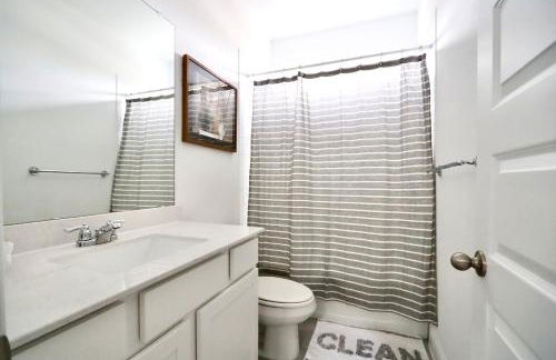 Luxe Living 4-bedroom with fireplace & game room - Photo 15