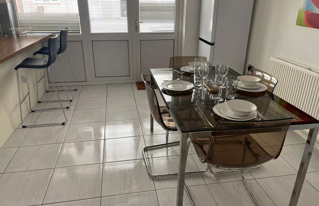 3-bed Semi-detached House, Wifi, Parking, Outdoor Space - Photo 17