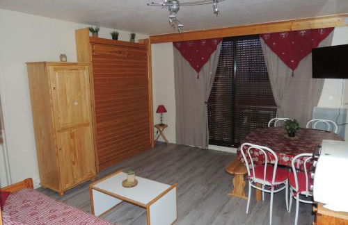 F2 Le Corbier aux pieds des pistes, commerces et esf - Photo 1