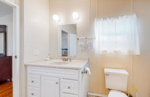 Riverfront Stay Sleeps 6 Deck Firepit Water View - Foto 18