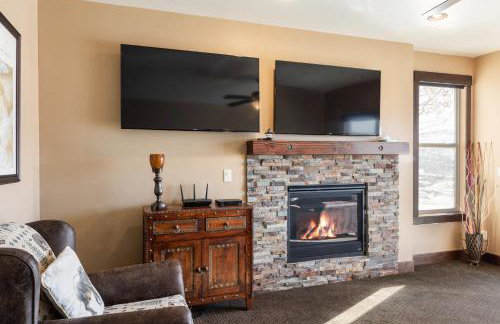 Private Hot Tub, Minutes to Ski, Cozy Getaway, Beautiful Condo- Large 3BR, Private Garage! - Photo 12